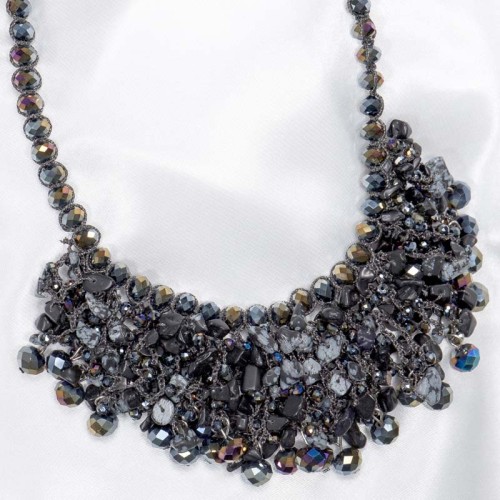 Collier ROCKS & CRYSTALS Black Plastron pavé à frange Rivière de pierre Noir Cristal Broderies à la main de pierre de roche